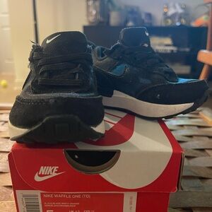 Nike Waffle One black sneakers, toddler 5c